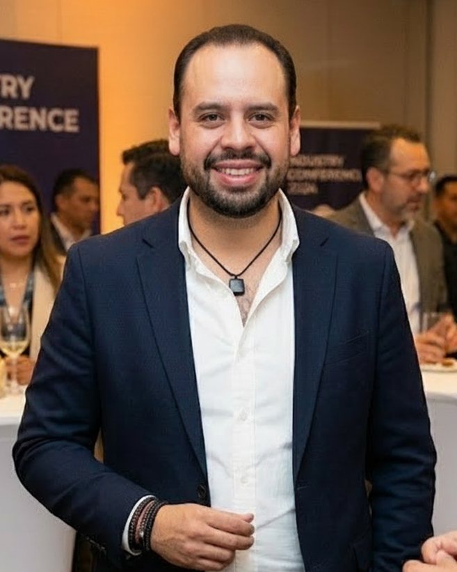 Adolfo “Jaca” Carrillo en el piso de exposición